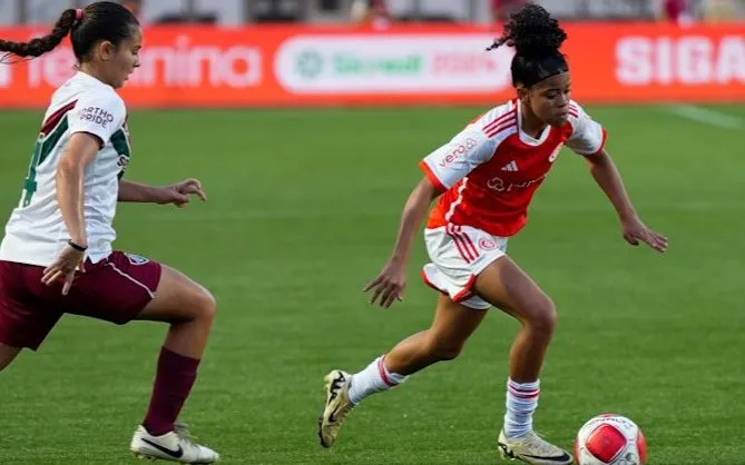 Jogadora do Internacional disputa lance com a rival do Fluminense na briga pelo título da competição paulista. Foto: Lara Vantzen/Internacional