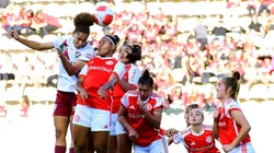 No momento decisivo, as Gurias Coloradas formam a barreira para defender o pênalti contra o Fluminense, mas a chance de abrir o placar escapa pelas mãos do Inter, no Pacaembu