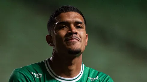 Lucas Barbosa comemora gol pelo Juventude.
