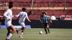 Jogadora do Grêmio se prepara para fazer passe para companheira de elenco durante partida contra o Sport-PE, pela Ladies Cup 2024, no Canindé