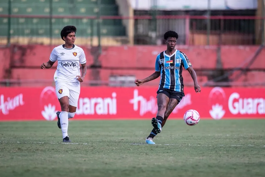 Brito, atacante das Gurias Gremistas durante lance decisivo na partida contra o Sport-PE que terminou em empate sem gols, na estreia da Ladies Cup. Foto: Guilherme Veiga / Brasil Ladies Cup