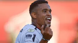 Alerrandro comemorando gol durante partida entre Vitória e Corinthians, no Barradão, pelo Brasileirão.