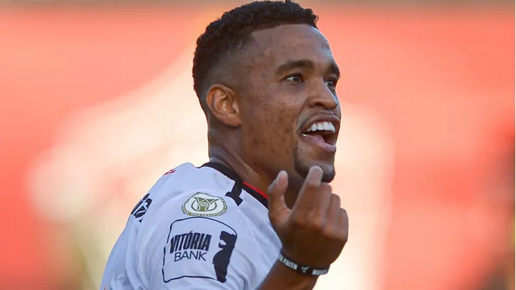 Alerrandro comemorando gol durante partida entre Vitória e Corinthians, no Barradão, pelo Brasileirão.
