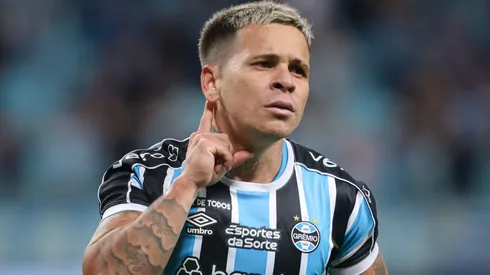 Soteldo comemorando gol durante partida contra o Athletico-PR, na Arena Grêmio, pelo Brasileirão.