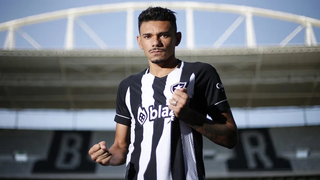 Tiquinho Soares recebe nova investida do Santos –  Foto: Vitor Silva/Botafogo.