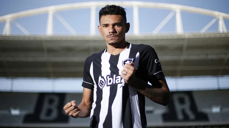 Tiquinho Soares é jogador do Santos em 2025.