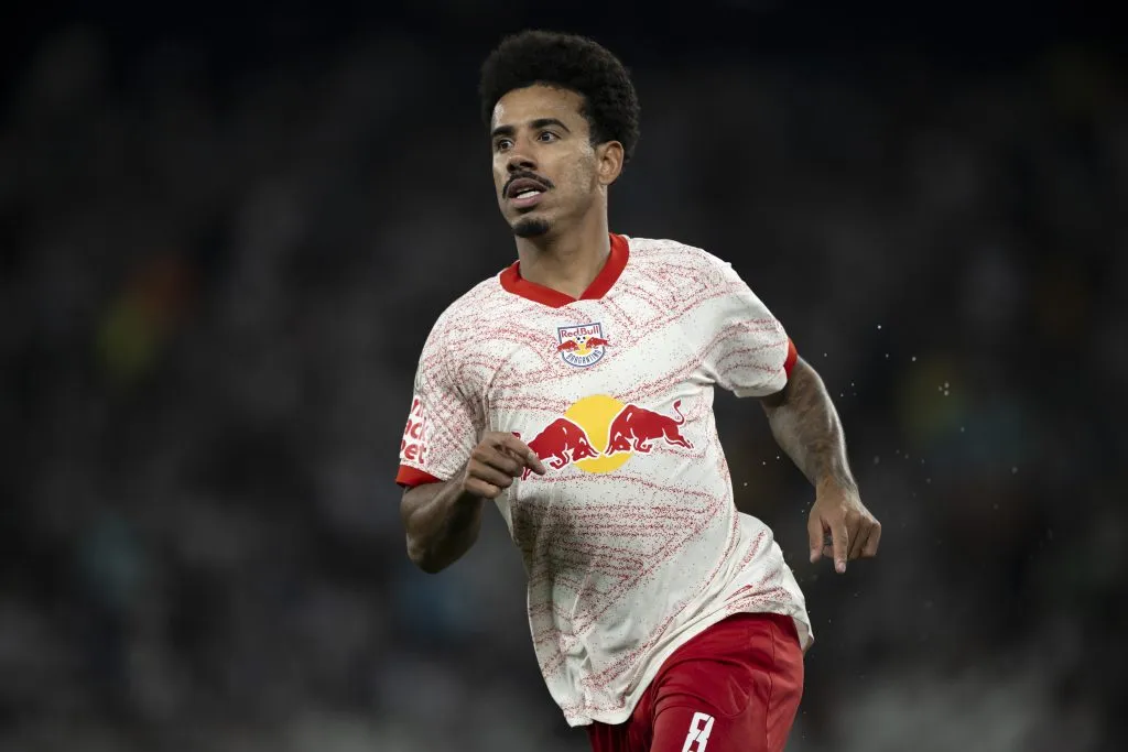 RJ – RIO DE JANEIRO – 26/06/2024 – BRASILEIRO A 2024, BOTAFOGO X BRAGANTINO – Lucas Evangelista jogador do Bragantino comemora seu gol durante partida contra o Botafogo no estadio Engenhao pelo campeonato Brasileiro A 2024. Foto: Jorge Rodrigues/AGIF