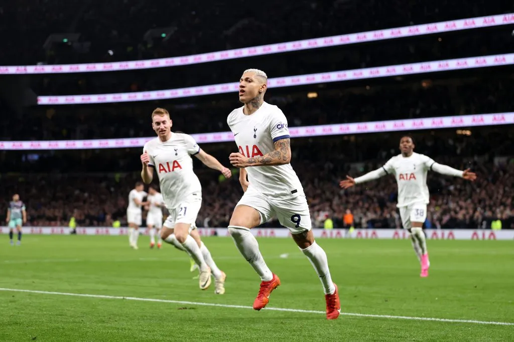 Richarlison comemora gol diante do Brentford. Photo by Alex Pantling/Getty Images