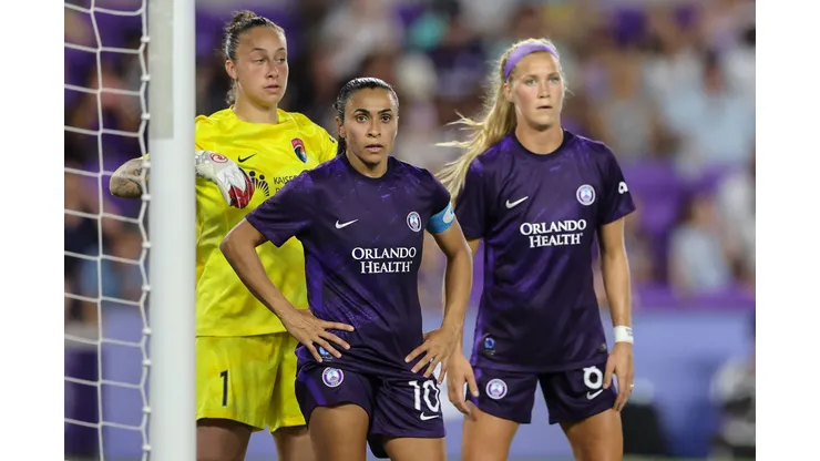 Atacante Marta, lidera equipe em conquista histórica e levantou a taça pelo Orlando Pride
