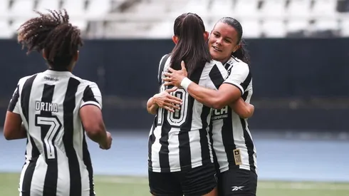 Jogadoras do Botafogo comemoram vitória de goleada sobre o Duque de Caxias no Campeonato Carioca Feminino, no Nilton Santos com a equipe completa