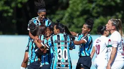 Atletas do elenco das Gurias Gremistas comemoram vitória sobre o Fluminense no Brasileirão Feminino