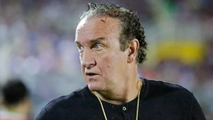 Cuca durante partida entre Fortaleza e Athletico-PR, no Estádio Presidente Vargas, pelo Brasileirão.