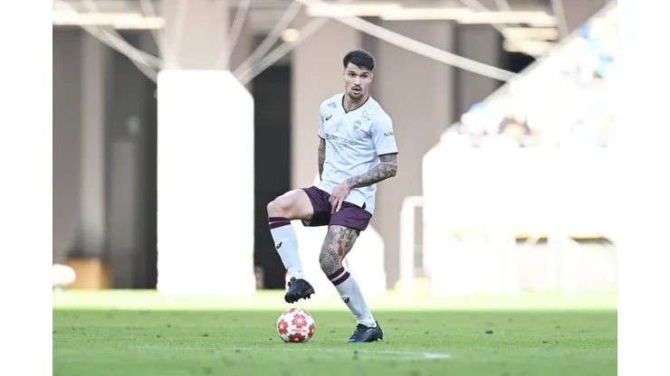 Matheus Thuler em ação no futebol japonês.