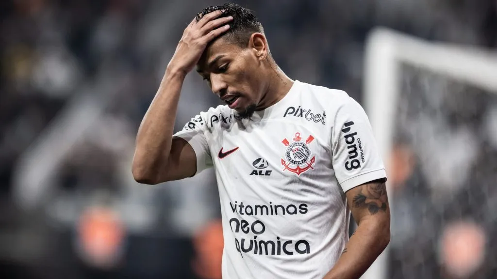 Ruan Oliveira cabisbaixo. Foto: Abner Dourado/AGIF