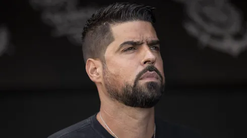 Vasco mira António Oliveira para técnico. Foto: Marco Galvão/Fotoarena