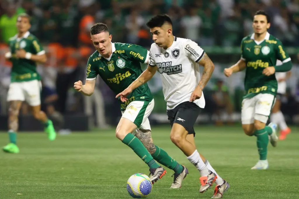 Almada jogador do Botafogo durante partida contra o Palmeiras no estadio Arena Allianz Parque pelo campeonato Brasileiro A 2024. Foto: Joisel Amaral/AGIF