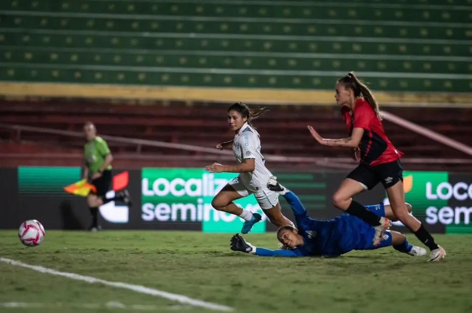 Gisele marca o gol da vitória em goleada sobre o Athletico-PR e a equipe Tricolor assume a liderança do grupo na Ladies Cup 2024. Foto: Guilherme Veiga/Brasil Ladies Cup