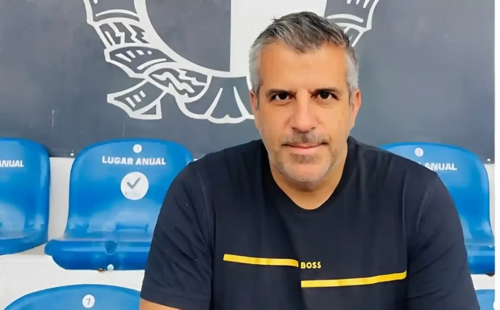 Fernando Matos posando para foto no Famalicão - Foto: Divulgação/Famalicão