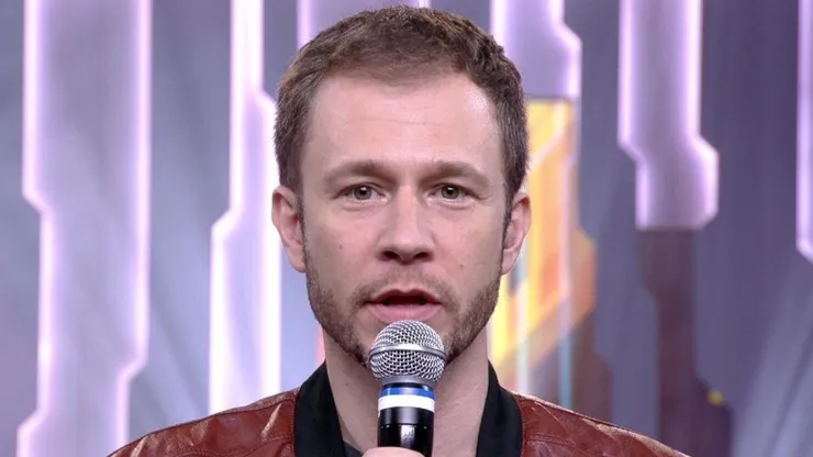 Tiago Leifert assumirá como narrador principal de concorrente da Globo em janeiro - Foto: Divulgação/TV Globo