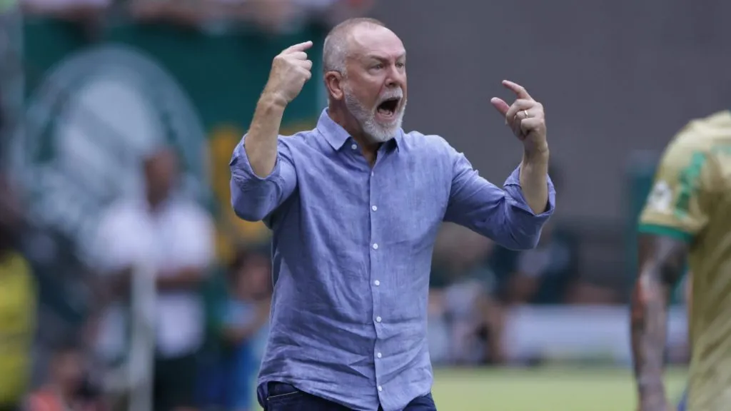 Mano Menezes trabalha junto com diretoria pela qualificação do elenco –  Foto: Ettore Chiereguini/AGIF