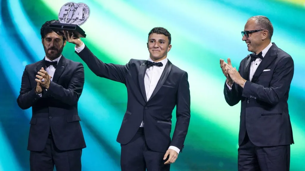 Isack Hadjar e autoridades da F1 na premiação da FIA 2024