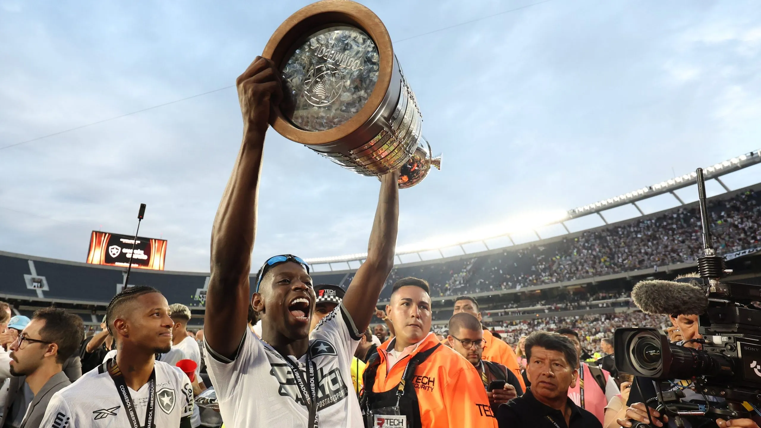 Luiz Henrique levantando a taça da Libertadores. Foto: Vítor Silva/Botafogo