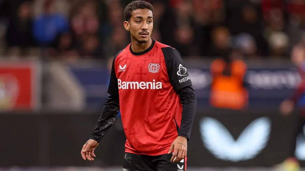 Leverkusen, Deutschland, 07.12.24: Arthur Bayer 04 Leverkusen schaut waehrend des 1. Bundesliga Spiels zwischen Bayer 04 Leverkusen – FC St.Pauli in der Bayarena am 07. December 2024 in Leverkusen, Deutschland. Leverkusen Bayarena Germany *** Leverkusen, Germany, 07 12 24 Arthur Bayer 04 Leverkusen looks on during the 1 Bundesliga match between Bayer 04 Leverkusen FC St Pauli at Bayarena on December 07, 2024 in Leverkusen, Germany Leverkusen Bayarena Germany Copyright: xStefanxBrauer/Brauer-Fotoagenturx