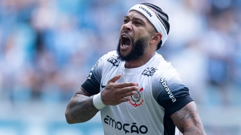 Memphis Depay em partida do Corinthians