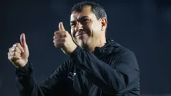 Fábio Carille comanda o Santos - Foto: Reinaldo Campos/AGIF.