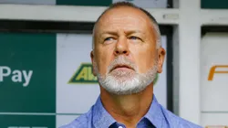 Mano Menezes entra na concorrência com o Vasco por reforço