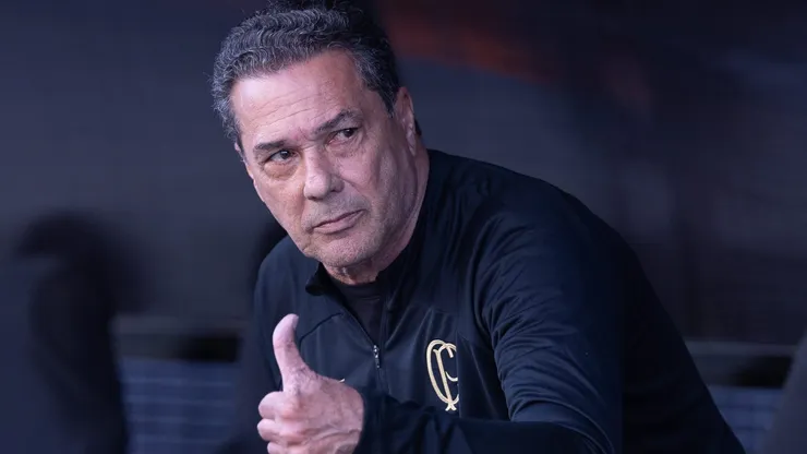 Santos não descarta contratar Vanderlei Luxemburgo.