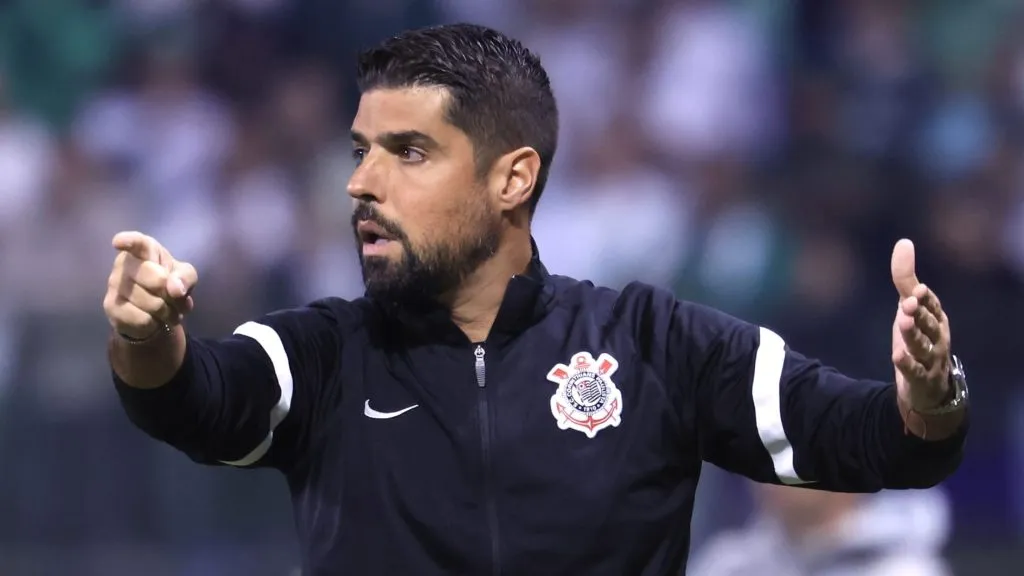 António Oliveira é outro cotado - Foto: Marcello Zambrana/AGIF.