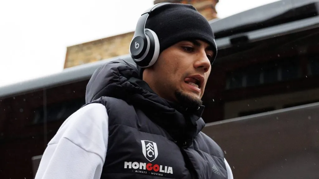 Andreas Pereira ouvindo música de gorro - Foto: IMAGO