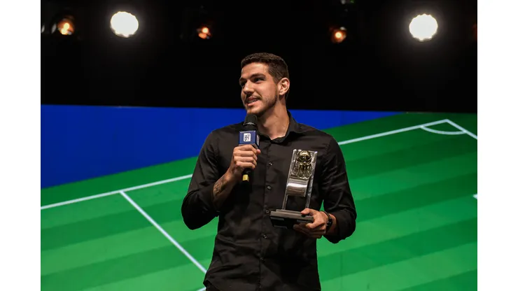 Nino melhor Zagueiro, durante premiacao do Campeonato Carioca 2023, realizado nesta segunda feira 10 de abril na Barra da Tijuca, Rio de Janeiro.
