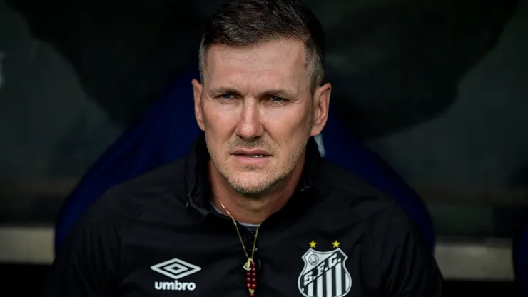 Paulo Turra tecnico do Santos durante partida contra o Fluminense no estadio Maracana pelo campeonato Brasileiro A 2023. Foto: Thiago Ribeiro/AGIF