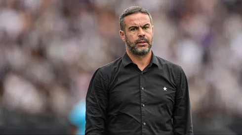Artur Jorge possui contrato até o final de 2025