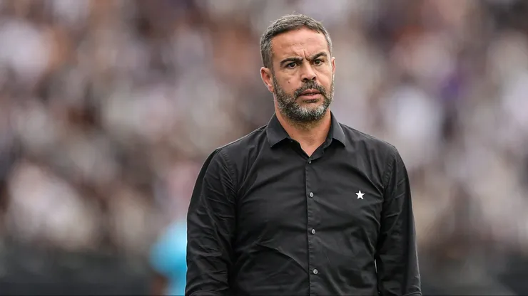 Artur Jorge possui contrato até o final de 2025