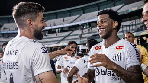 Gil (à direita) foi indicado por Carille para reforçar o Vasco - Foto: Raul Baretta/Santos FC