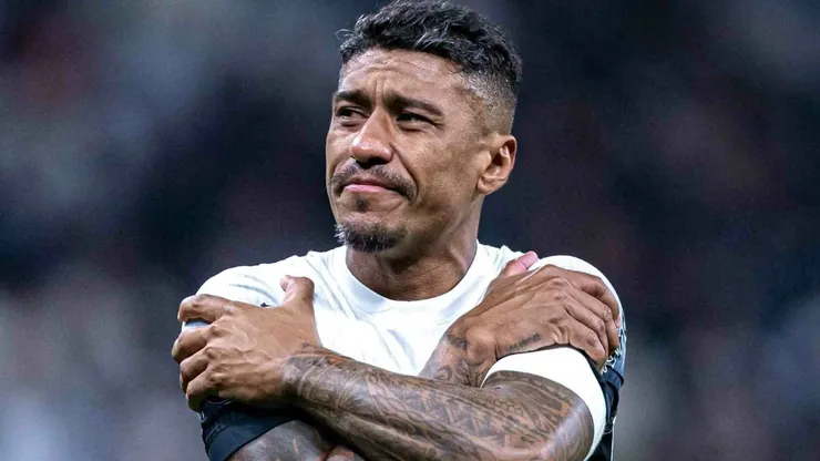 Paulinho após sua última partida pelo Corinthians, contra o Racing-URU, na Neo Química Arena, pela Copa Sul-Americana.