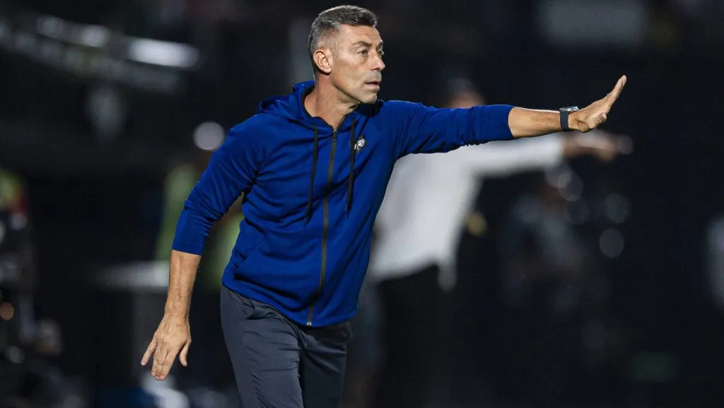 Pedro Caixinha durante partida. Foto: Anderson Lira/Fotoarena/IMAGO