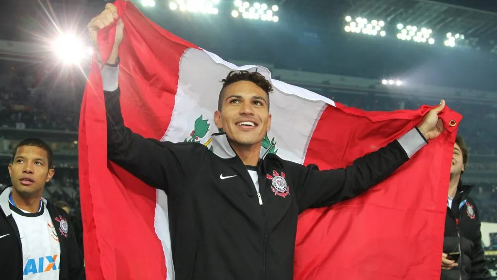 Paolo Guerrero comemorando título do Mundial de Clubes em 2012 pelo Corinthians. Foto: IMAGO