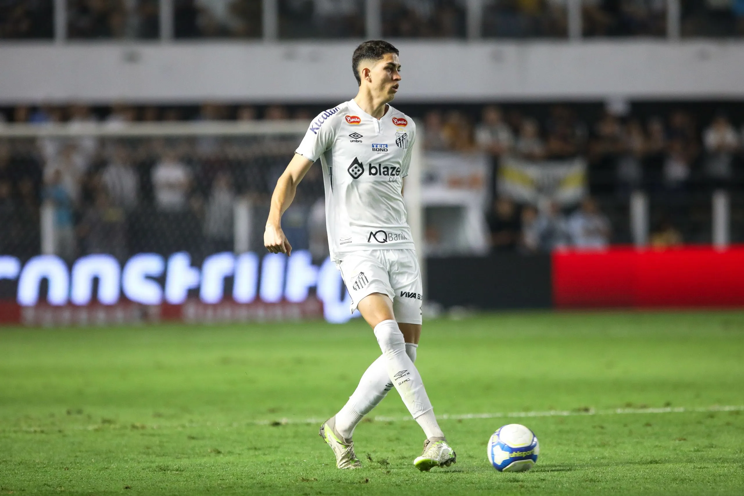 Jair Cunha jogador do Santos durante partida contra o Novorizontino no estadio Vila Belmiro pelo campeonato Brasileiro B 2024. Foto: Reinaldo Campos/AGIF