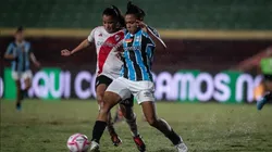 Jogadora do Grêmio disputa lance com adversária do River Plate em partida polêmica, na Ladies Cup