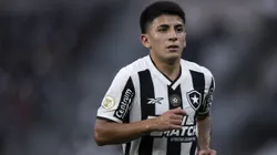 Thiago Almada ainda tem vínculo junto ao Botafogo.