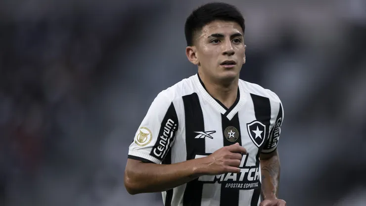 Thiago Almada ainda tem vínculo junto ao Botafogo.