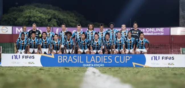 Elenco das Gurias Gremistas posam para foto oficial após classificação na final da Ladies Cup 2024. Foto: Guilherme Veiga / Brasil Ladies Cup