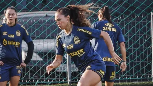 Reina Bonta, durante treino com o elenco das Sereias da Vila do Santos na alta temporada de 2023, antes de sua lesão.