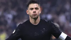 Romero comemorando gol durante partida entre Corinthians e Criciúma, na Neo Química Arena, pelo Brasileirão.