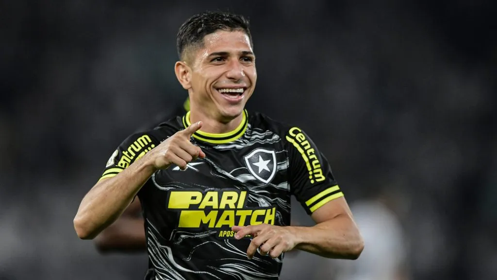 Savarino comemorando. Foto: Thiago Ribeiro/AGIF