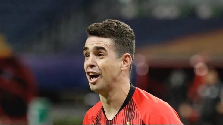 Oscar durante jogo do Shanghai Port, da China.